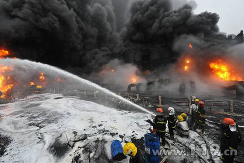 大连输油管道爆炸起火事故扑救纪实