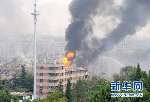 南京塑料四厂仍在烧 消防控制防再爆