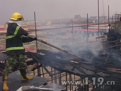 在建工地突起大火 锡林郭勒消防及时扑救