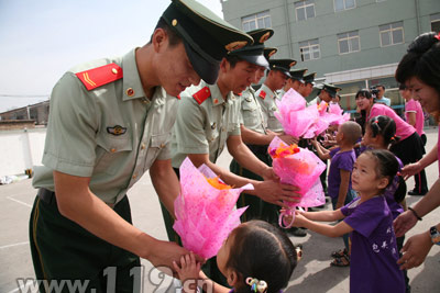 摄影组图：消防队里的小客人