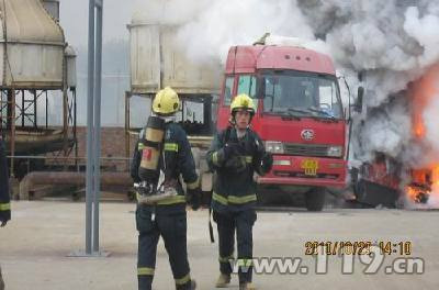 30吨三氯化磷外泄起火 乐平消防堵漏排险