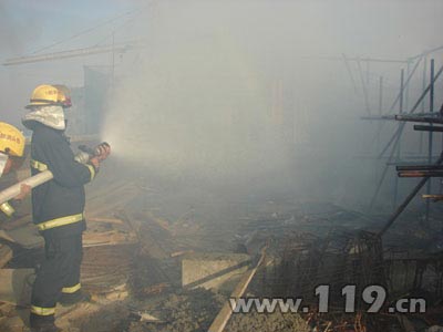 在建12层大楼顶起火 消防垂直水带灭火