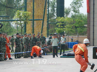 摄影：茂名消防铁军上演士兵突击（图）