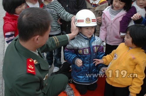 百名儿童进警营 周宁消防站成大课堂