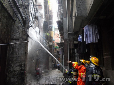 深巷老屋大火险连营 梧州消防急救灭火