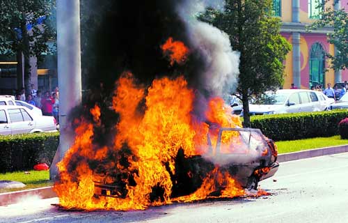 白色捷达轿车北京街头自燃 二环路拥堵