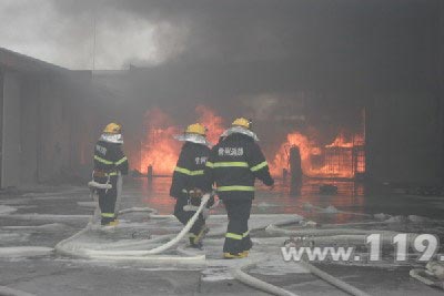 常州一化工厂爆炸起火 消防火速救援