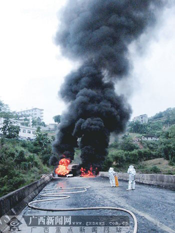 油罐车东兰境内侧翻起火 司机当场身亡