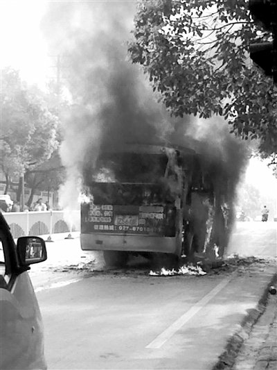 公交车江夏纸坊大街突自燃 无人伤亡