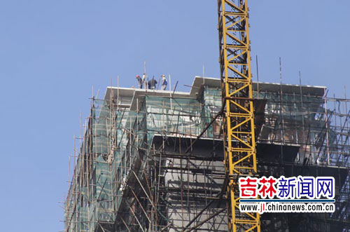 长春一在建高层建筑起火 多名工人被困