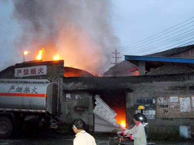 四川南充一加油站爆燃掀飞隔壁卷帘门