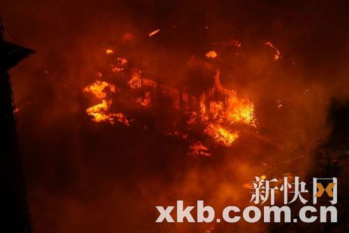 组图：广州天河一在建20层楼盘起大火