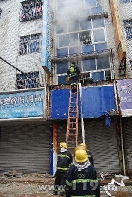 出租房失火3人被困义乌消防火场救人