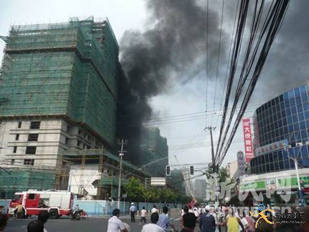 上海闸北一在建工地突发火灾 幸无伤亡