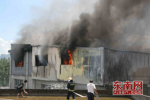 福州城门鞋厂失火 11部消防车3时扑灭