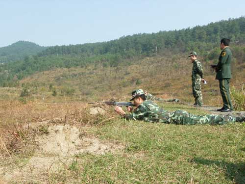 独山大队打靶场上开展爱国主义教育活动