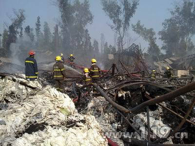 组图：千余平米厂房爆燃坍塌 消防扑救