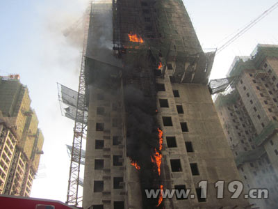 在建高层保温板起火 42米高喷消防车救急