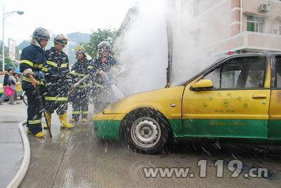 自燃出租车霸占交通要道 兴山消防扑救