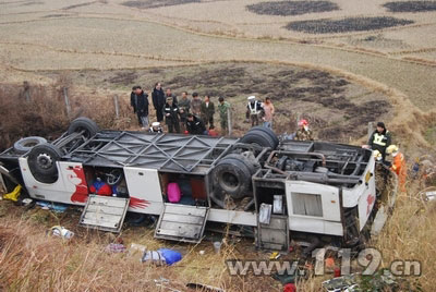 组图：客车冲出高速坠水沟30余人命悬一线