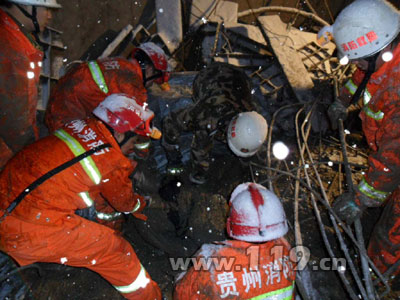 组图：福泉石灰散装库脚手架垮塌2死1伤