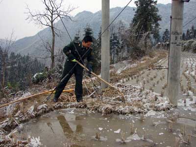 凝冻致千户村民用电中断 消防铲雪助抢修