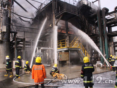 组图：南京一化工厂爆炸起火 40消防车驰援