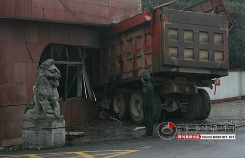 渣土车撞围墙司机被卡 消防坦克出动/图