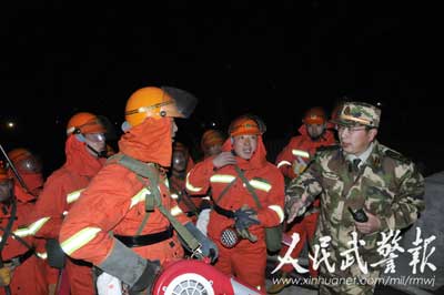 组图：山东武警官兵连续扑灭4起山林大火