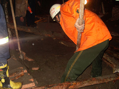 风雪夜建筑坍塌1人被埋 消防3小时施救/图