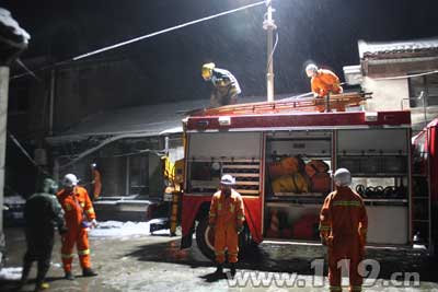 组图：大雪压塌员工宿舍 瑞安消防急救援