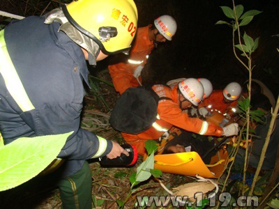 组图：车冲下百米山谷 消防营救保人保珠宝