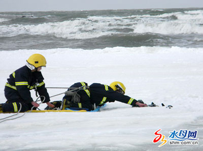 组图：男子冰窟 破冰救援抢救无效死亡