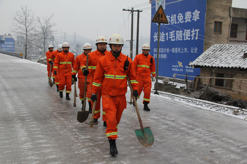 铜仁遭遇雨雪凝冻天气 消防为公路“解冻”