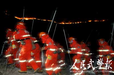 组图：山东武警官兵连续扑灭4起山林大火