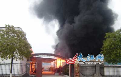 赣州工厂爆炸起火 现场浓烟滚滚5人伤/图