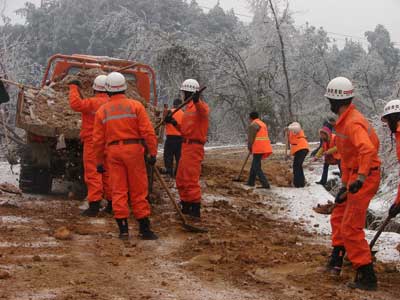 雪凝来袭黔东南州消防部队为百姓添温暖