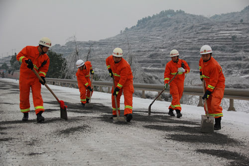 铜仁遭遇雨雪凝冻天气 消防为公路“解冻”