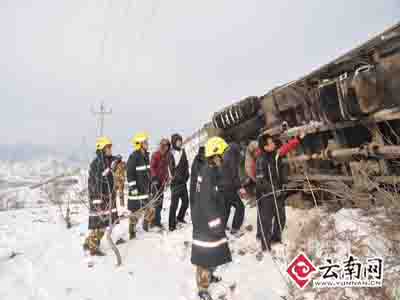 组图：油罐车侧翻漏油 消防冒雪鏖战5小时