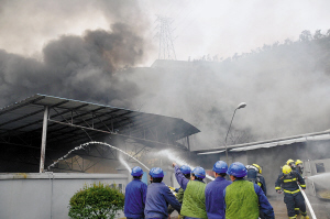 台州一药厂起火 三次爆炸掀塌仓库顶棚