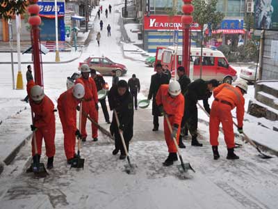 为开辟群众平安路 消防冒严寒扫雪除冰/图