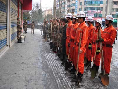 雪凝来袭黔东南州消防部队为百姓添温暖