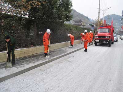 雪凝来袭黔东南州消防部队为百姓添温暖