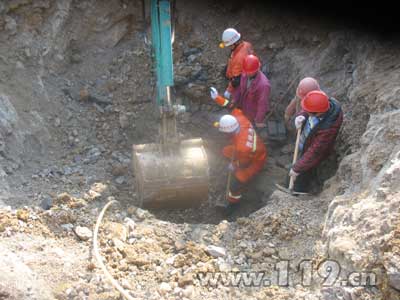 竖井坍塌1人被埋 消防奋战两小时成功营救