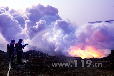 武汉国际博览中心工地冒火 活像火山/图