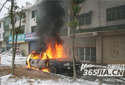 池州桑塔纳轿车雪中起火烧得面目全非/图