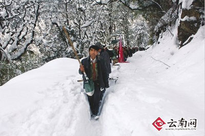 17名务工人员返乡困雪山 50小时后终获救