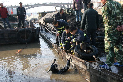 组图：载煤货船撞桥墩泄漏 消防6小时排险