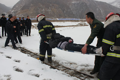 组图：车辆骤闯雪裹冰河 消防破冰救援