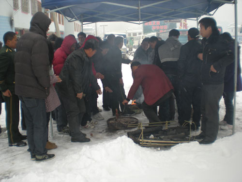 组图：万山消防抗凝冻服务站雪地传真情